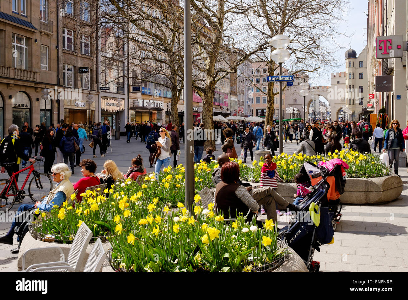 La zona pedonale in primavera, Neuhauser Straße, il centro storico di Monaco di Baviera, Baviera, Baviera, Germania Foto Stock