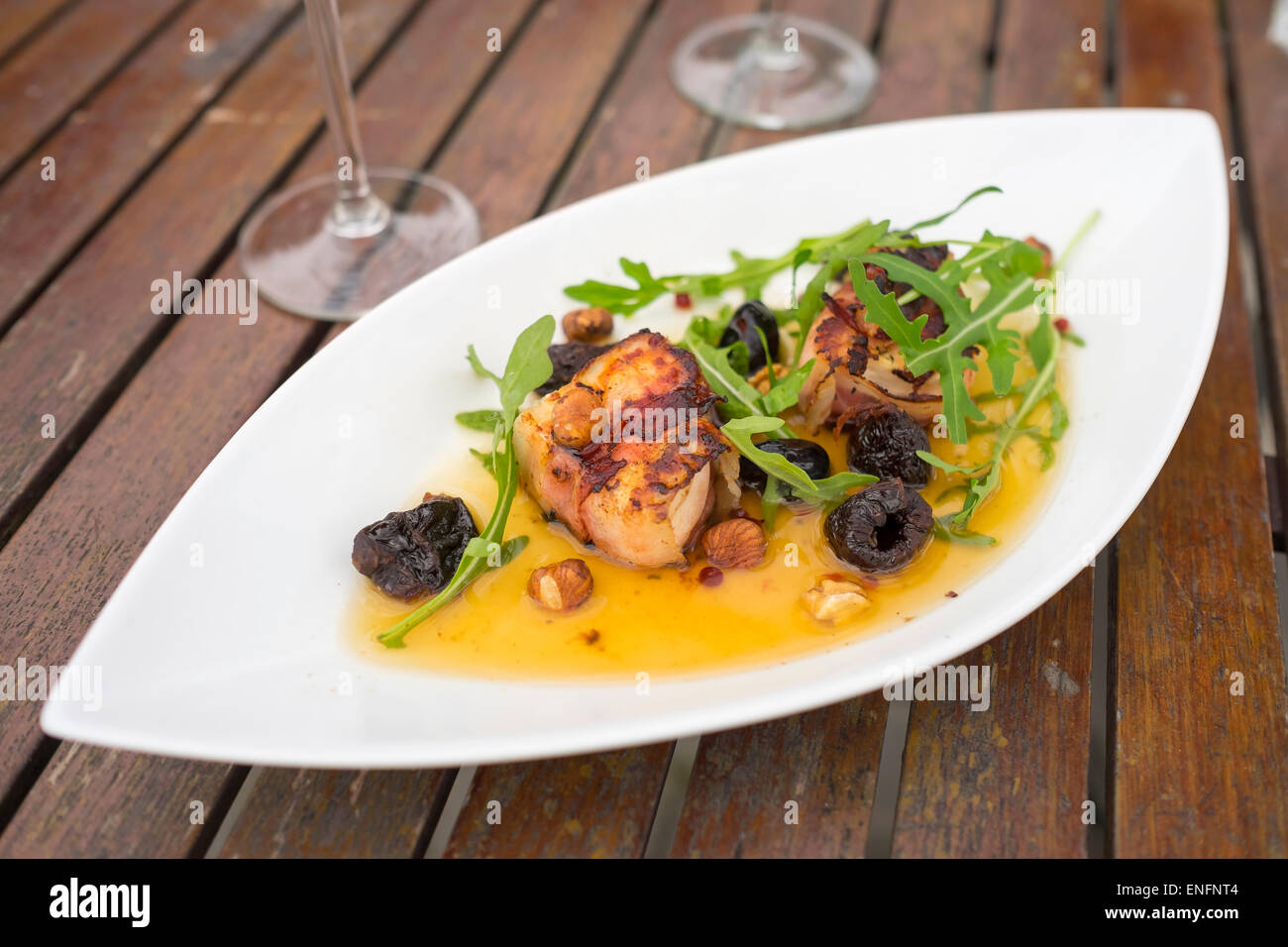 Formaggio di capra avvolto in pancetta, Heurigenkeller Ristorante Sandhofer, Purbach, Burgenland settentrionale, Burgenland, Austria Foto Stock