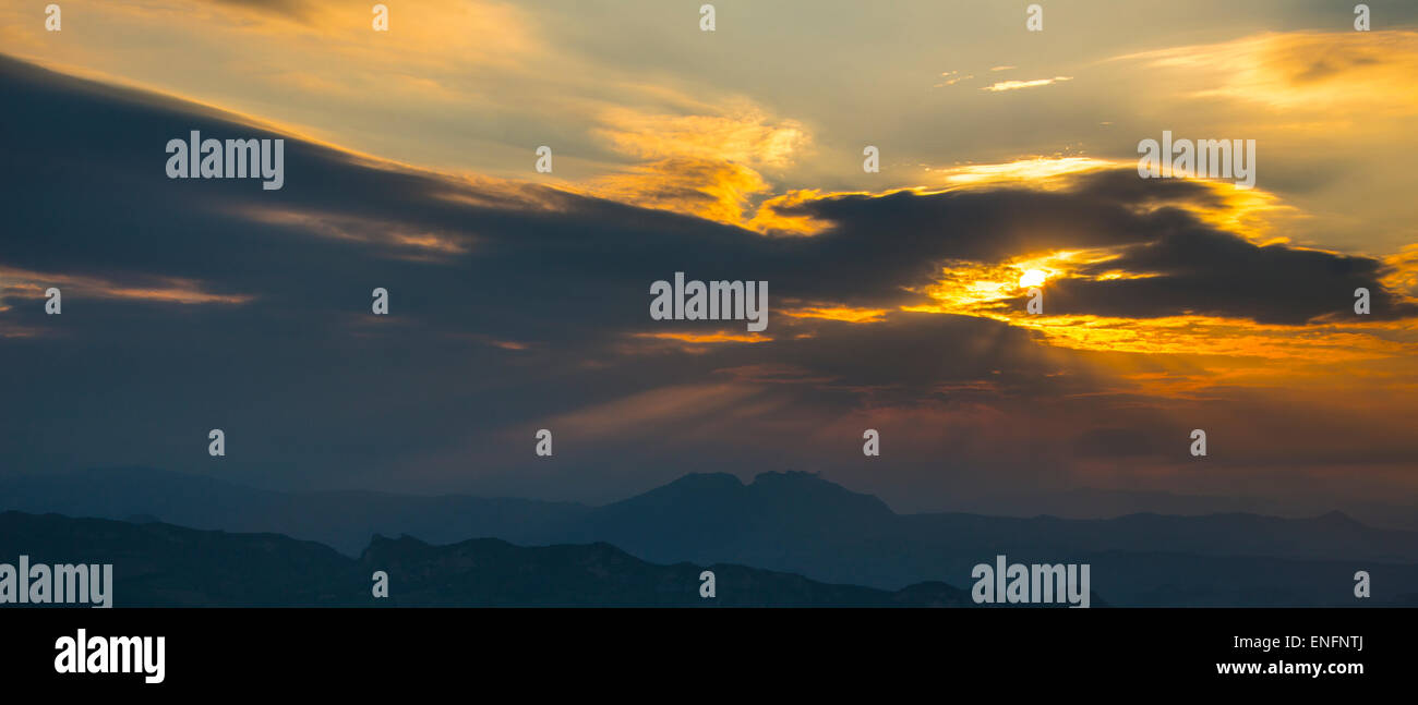 Tramonto con nuvole drammatico, San Marino Foto Stock