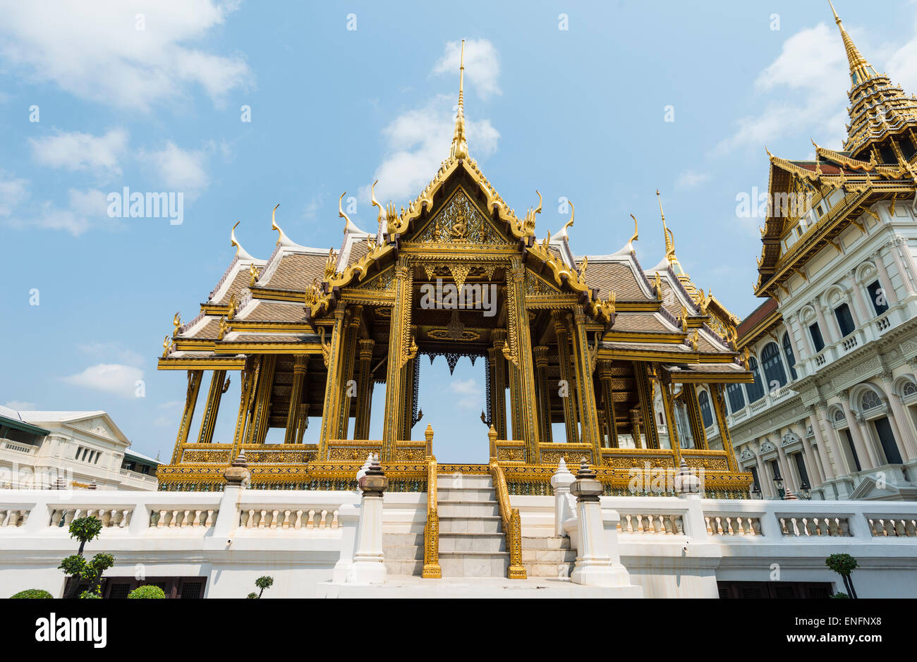 Il padiglione di fronte Chakri Maha Prasat al Grand Palace, residenza del Re di Thailandia, Bangkok, Thailandia Foto Stock