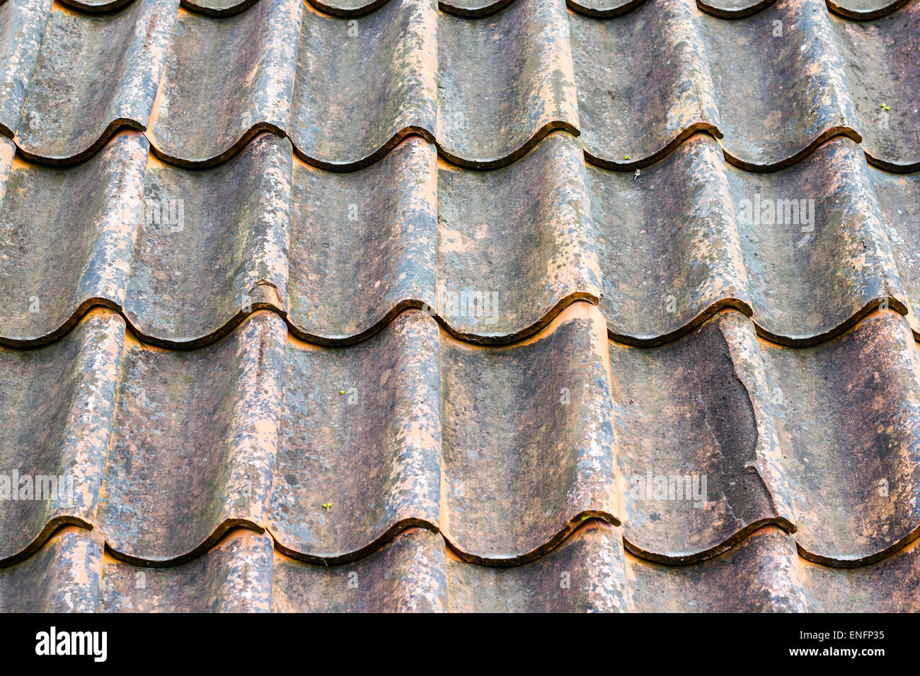 Sullo sfondo di un vecchio tetto piastrelle pattern Foto Stock