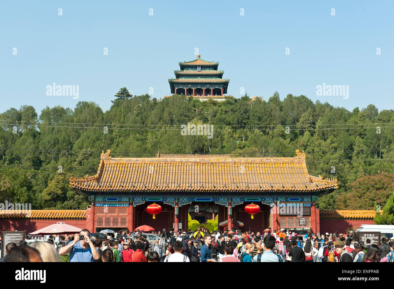 Molte persone nel Parco Jingshan, Jing Shan, tempio, pagoda sulla collina di carbone, Pechino, Repubblica Popolare di Cina Foto Stock Molte persone nel Parco Jingshan, Jing Shan, tempio, pagoda sulla collina di carbone, Pechino, Repubblica Popolare di Cina Foto Stock