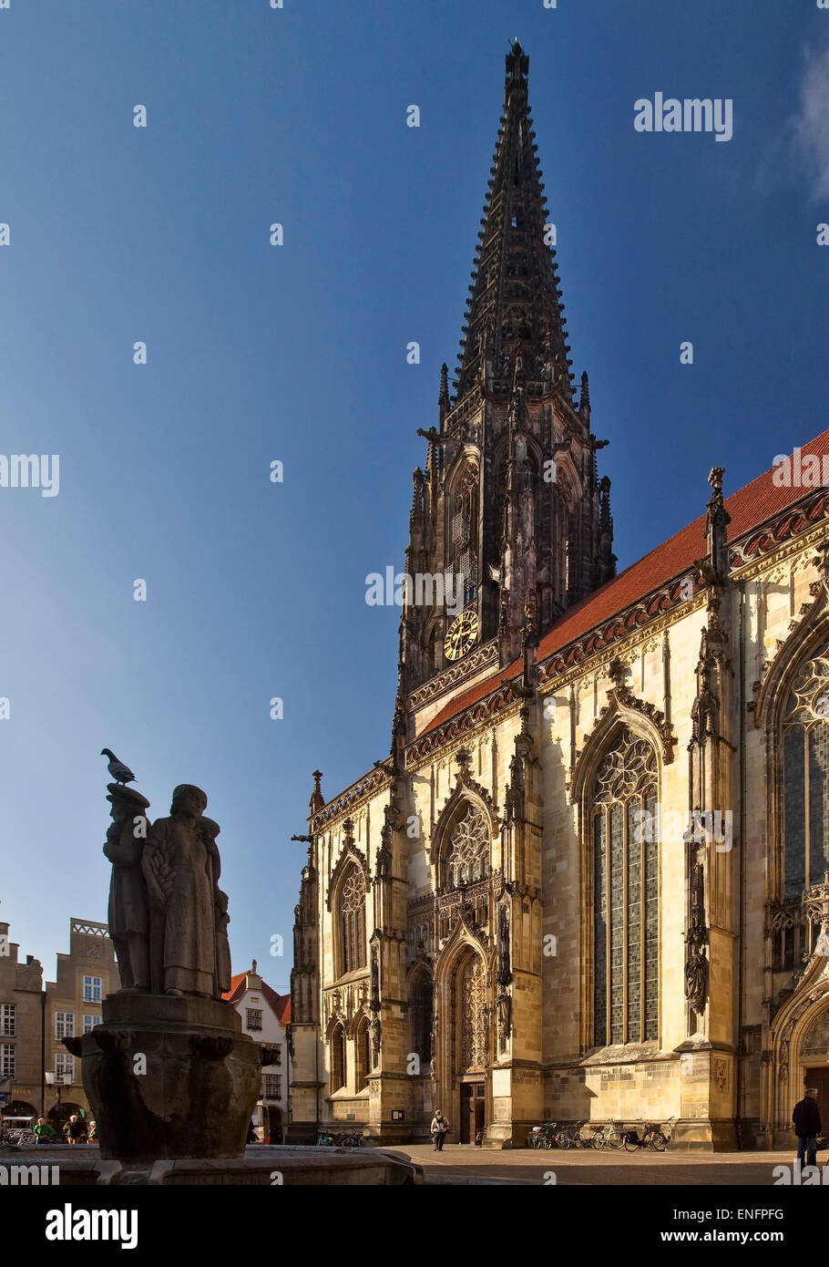 Lamberti chiesa con Lamberti Fontana, Münster, Renania settentrionale-Vestfalia, Germania Foto Stock