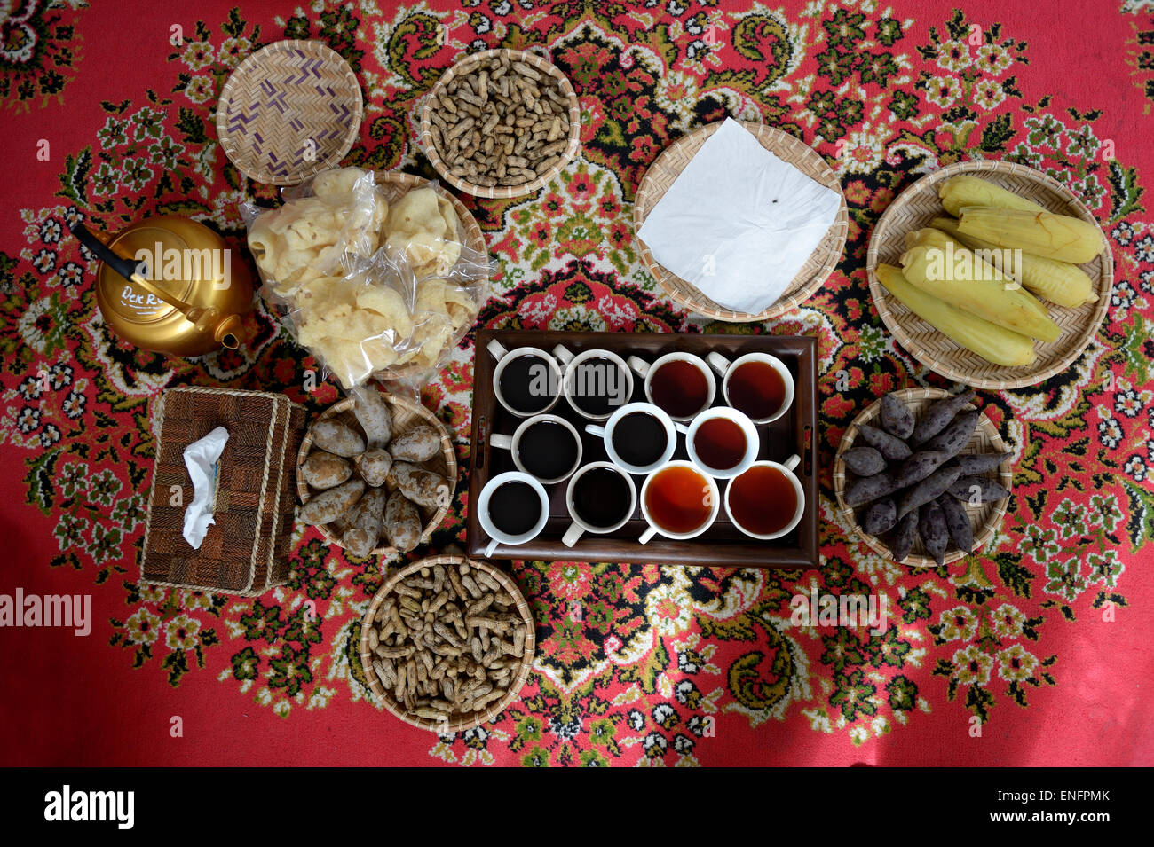 Cibo locale, essenziale per preparare tè e caffè su un tappeto rosso, Gampong Nusa, AD ACEH, INDONESIA Foto Stock Cibo locale, essenziale per preparare tè e caffè su un tappeto rosso, Gampong Nusa, AD ACEH, INDONESIA Foto Stock