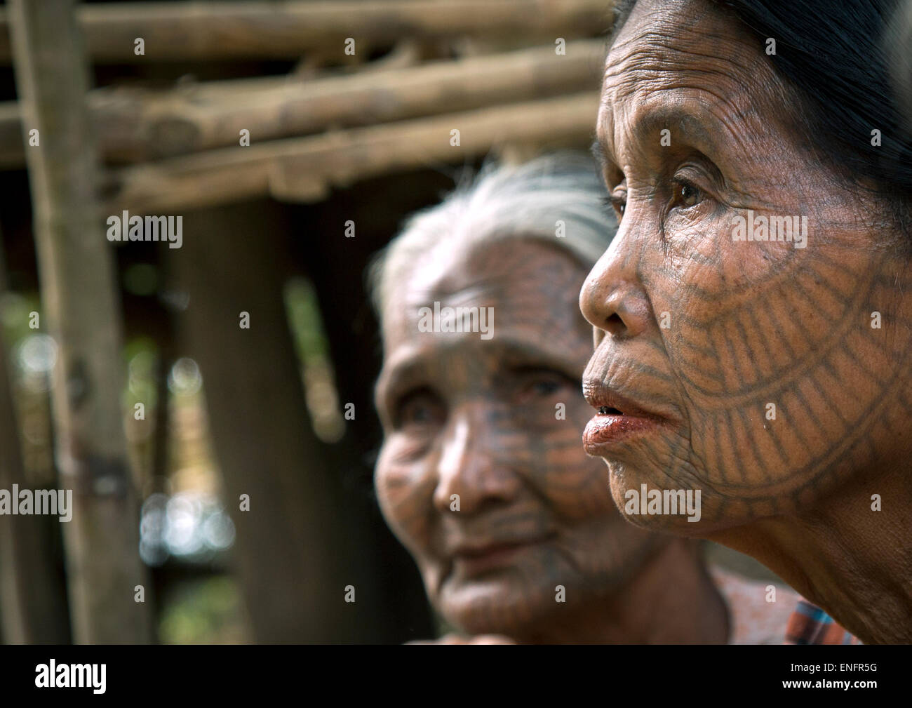 Tribal mento donne con Spiderweb Tattoo sulle facce, Mrauk U, Myanmar Foto Stock