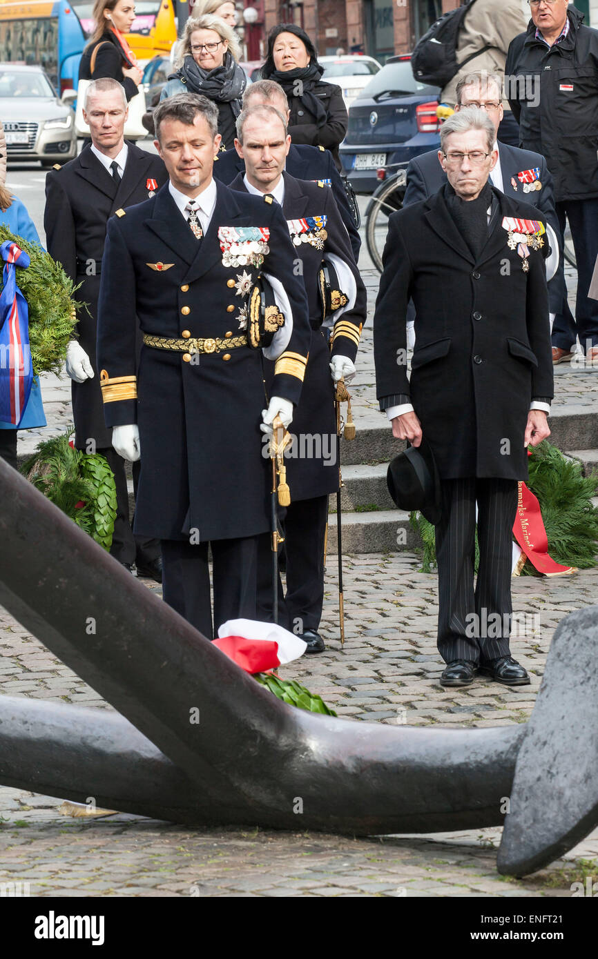 Copenhagen, Danimarca. Il 5 maggio, 2015. S.a.r. Il principe ereditario Frederik depone una corona al memoriale di ancoraggio Nyhavn per marinai caduti e i veterani durante WWWII Credito: OJPHOTOS/Alamy Live News Foto Stock