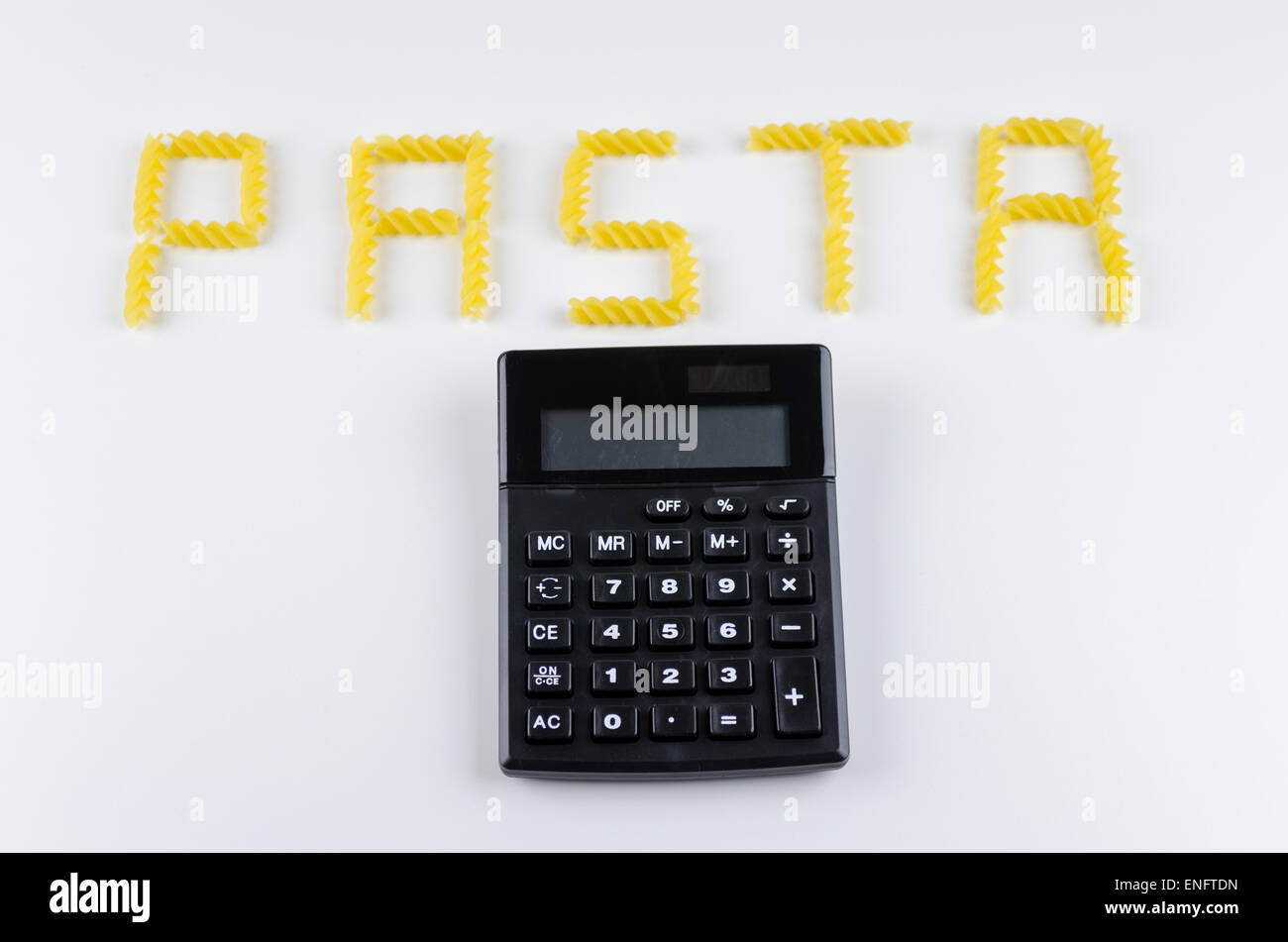 Pasta scritto utilizzando essiccato torsioni dei fusili e di una calcolatrice tascabile Foto Stock