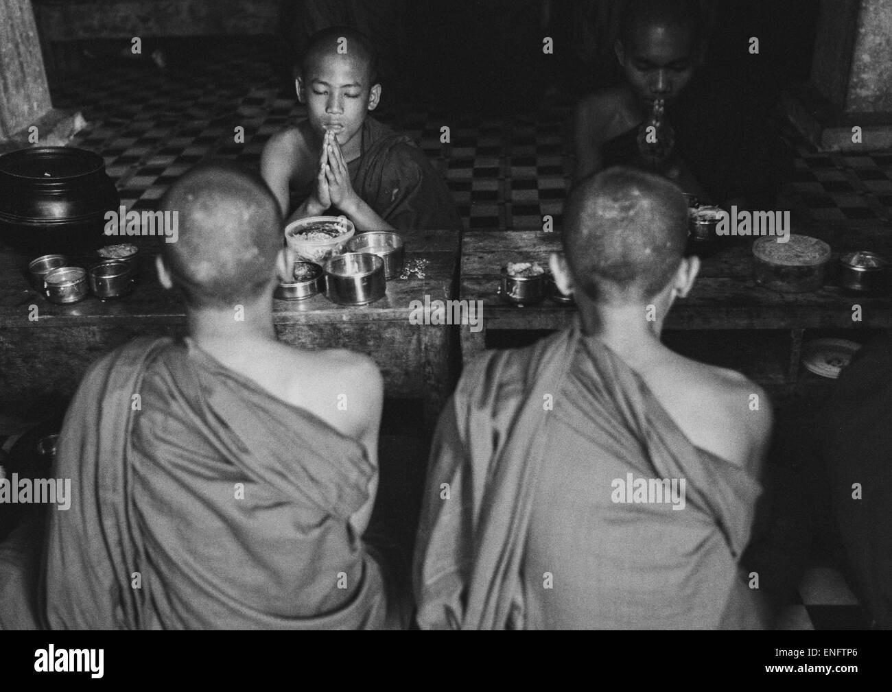 Giovani novizie pregare prima di mangiare, Mrauk U, Myanmar Foto Stock