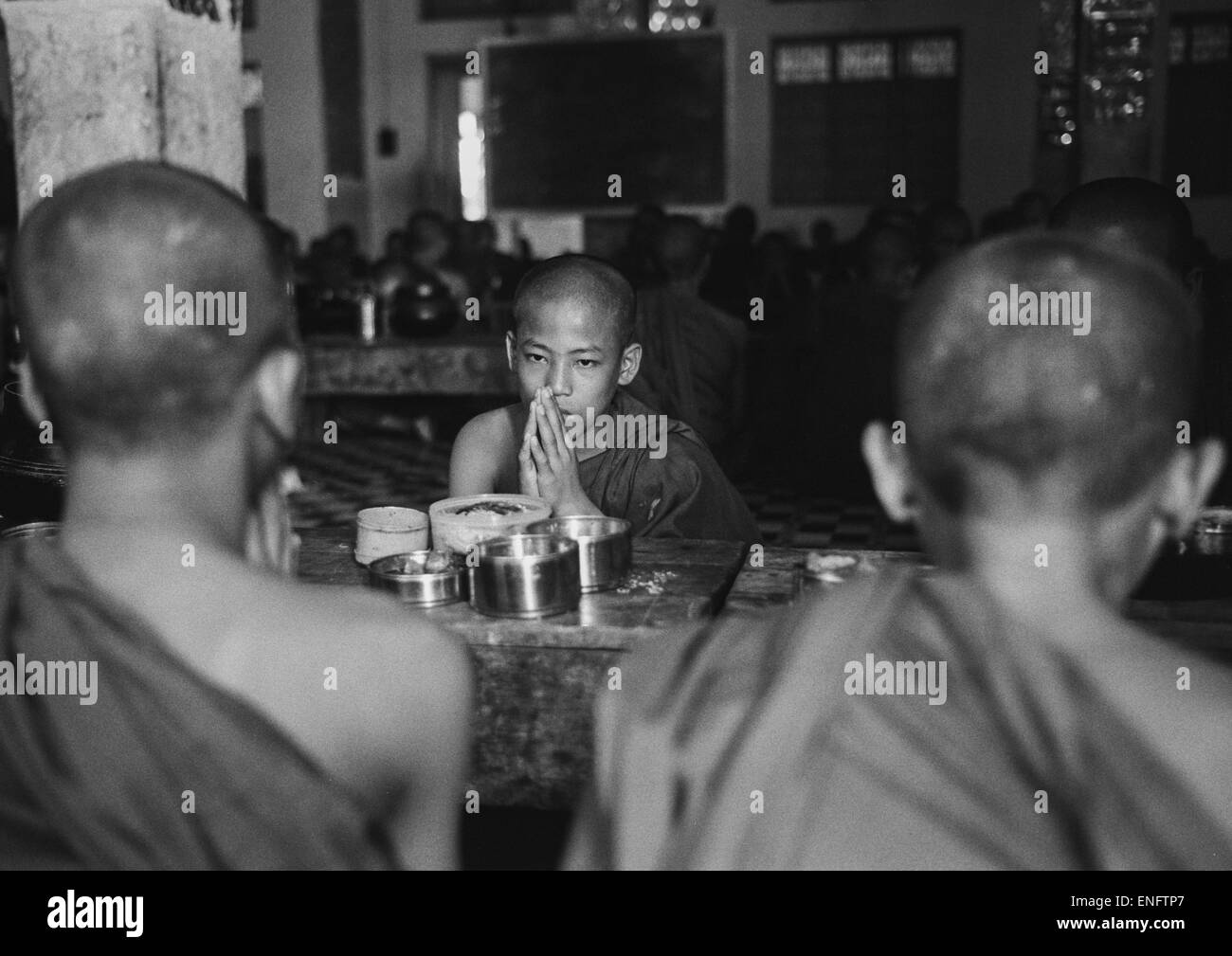 Giovani novizie pregare prima di mangiare, Mrauk U, Myanmar Foto Stock