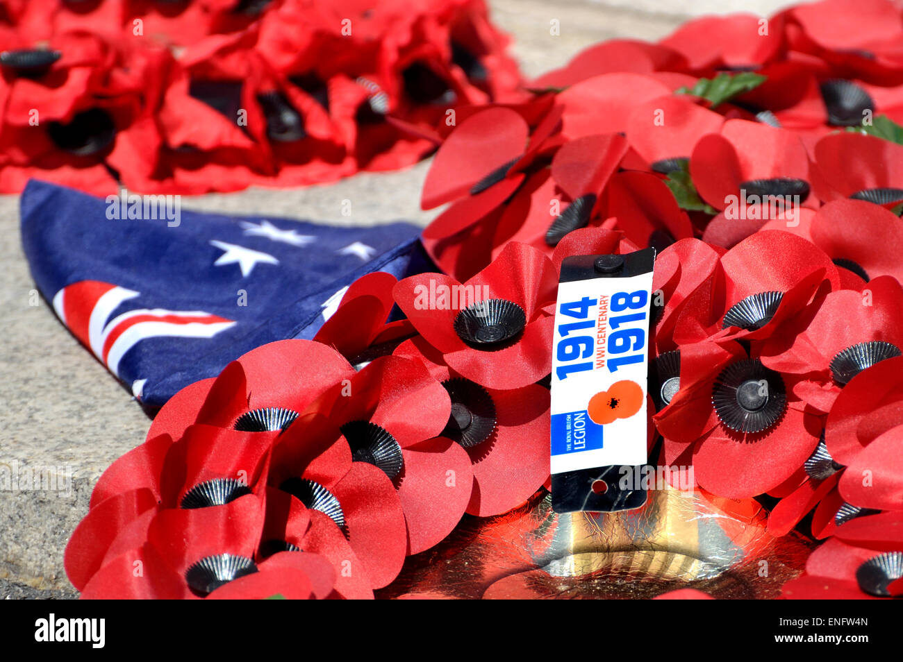Londra, Inghilterra, Regno Unito. Il papavero ghirlande prevista presso il cenotafio in Whitehall dopo il centesimo anniversario Anzac Day commemorazioni, 2015 Foto Stock