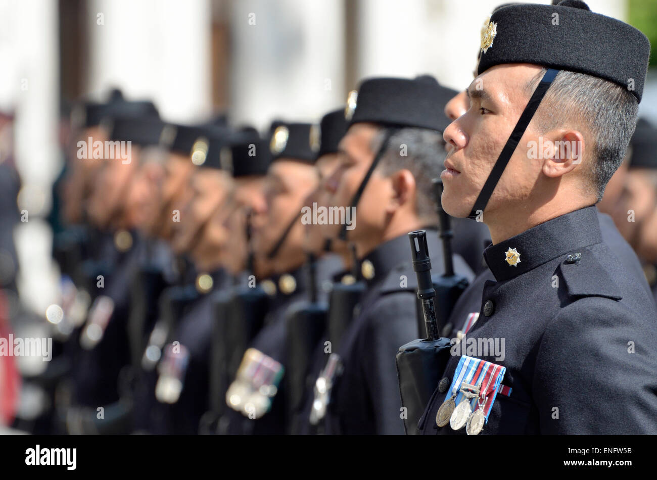 Londra, Inghilterra, Regno Unito. Gurkhas a raccogliere il Gurkha Memorial a Londra per commemorare, 2015 (vedi descrizione) Foto Stock