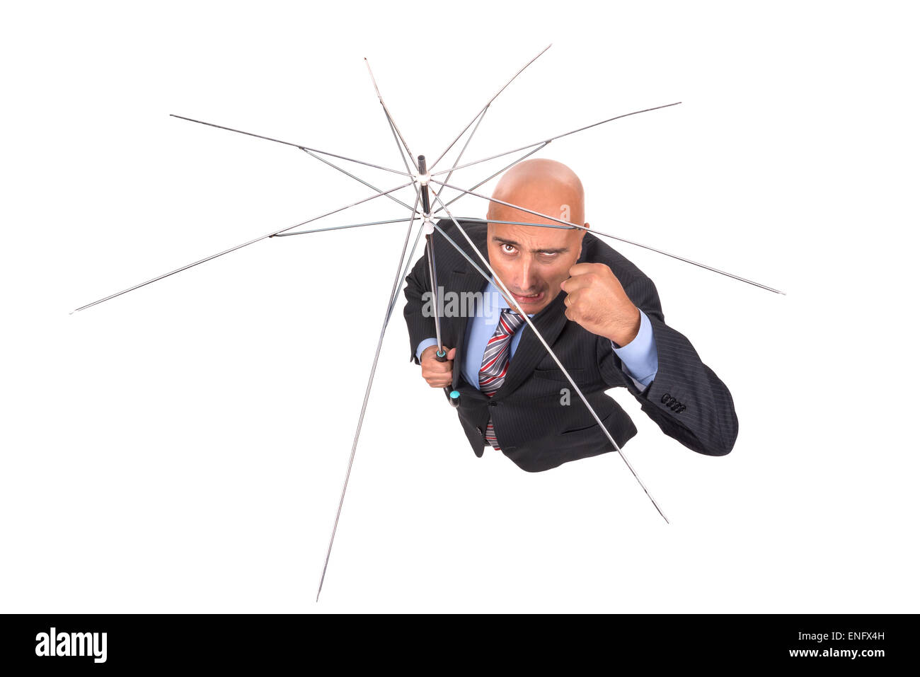 Imprenditore arrabbiato con telaio di ombrello isolato in bianco Foto Stock