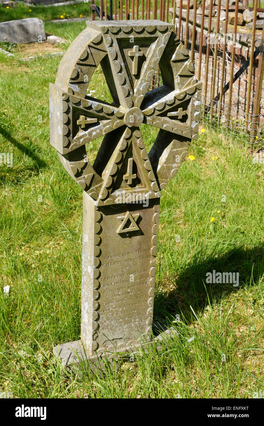 Ebrei e Cristiani tomba di pietra, Cowbridge Chiesa, Vale of Glamorgan, South Wales, Regno Unito. Foto Stock