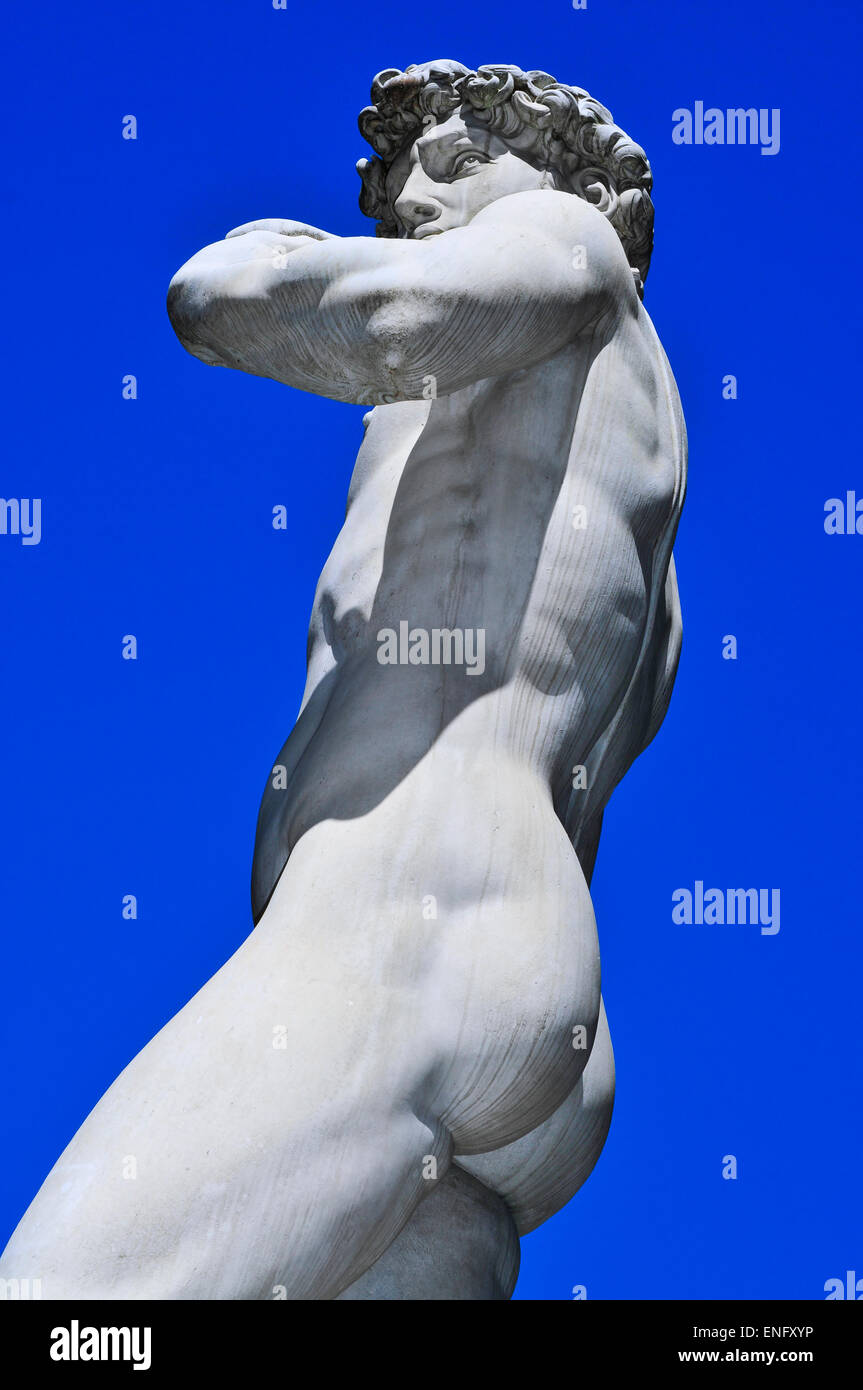 Una vista laterale della replica del David di Michelangelo si trova in Piazza della Signoria a Firenze, Italia Foto Stock