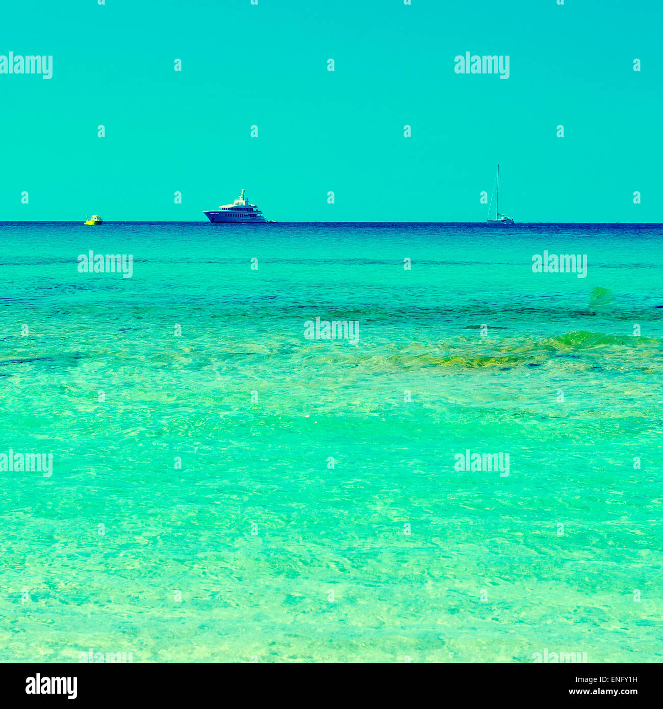 Barche in un colore azzurro e acqua di mare a Formentera, isole Baleari, Spagna Foto Stock