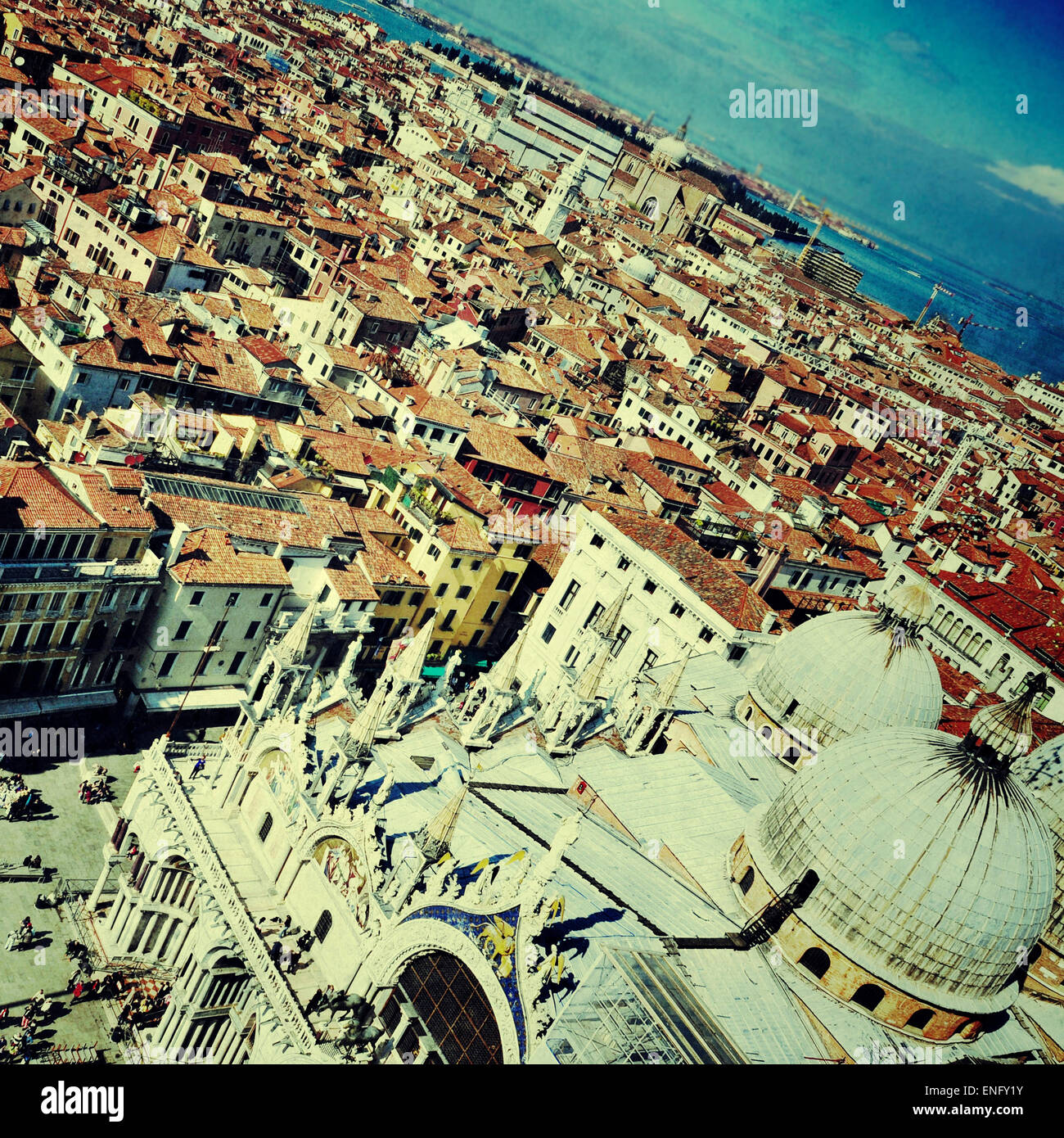 Vista aerea della Basilica di San Marco e sui tetti di Venezia, Italia, con un effetto retrò Foto Stock