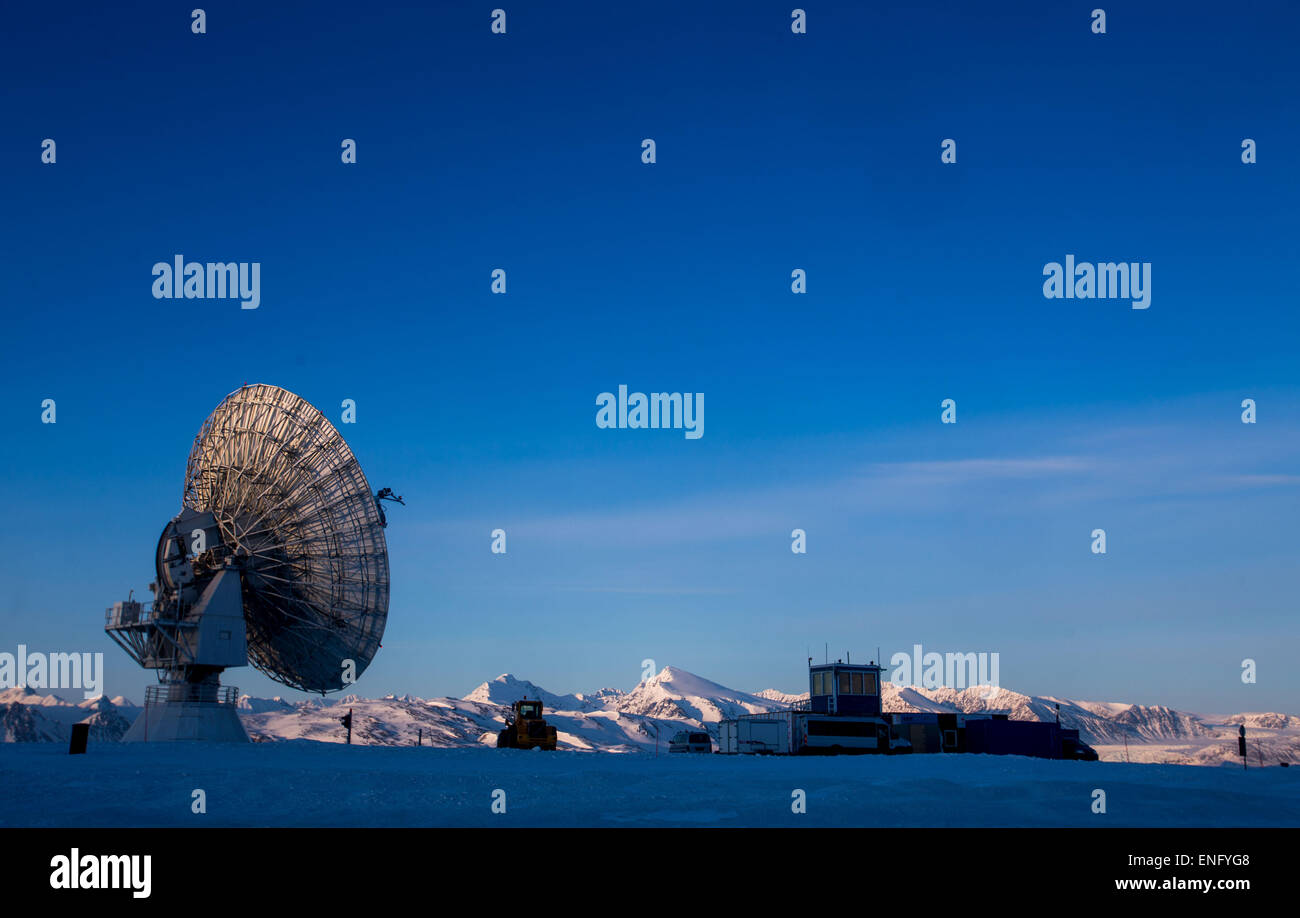 Spitsbergen, Norvegia. 09Apr, 2015. Un grande molto-lungo-baseline (Interferometria VLBI) della mappatura norvegese competente (NMA) è svolta in Ny-Alesung su Spitsbergen, Norvegia, 09 aprile 2015. Dal 1992 la struttura ha lavorato come parte di una rete globale di VLBI-antenne e misura la velocità di rotazione della Terra, osserva il movimento della terra continenti, e contribuisce alla previsione di terremoti e maremoti. Foto: Jens Büttner/dpa/Alamy Live News Foto Stock