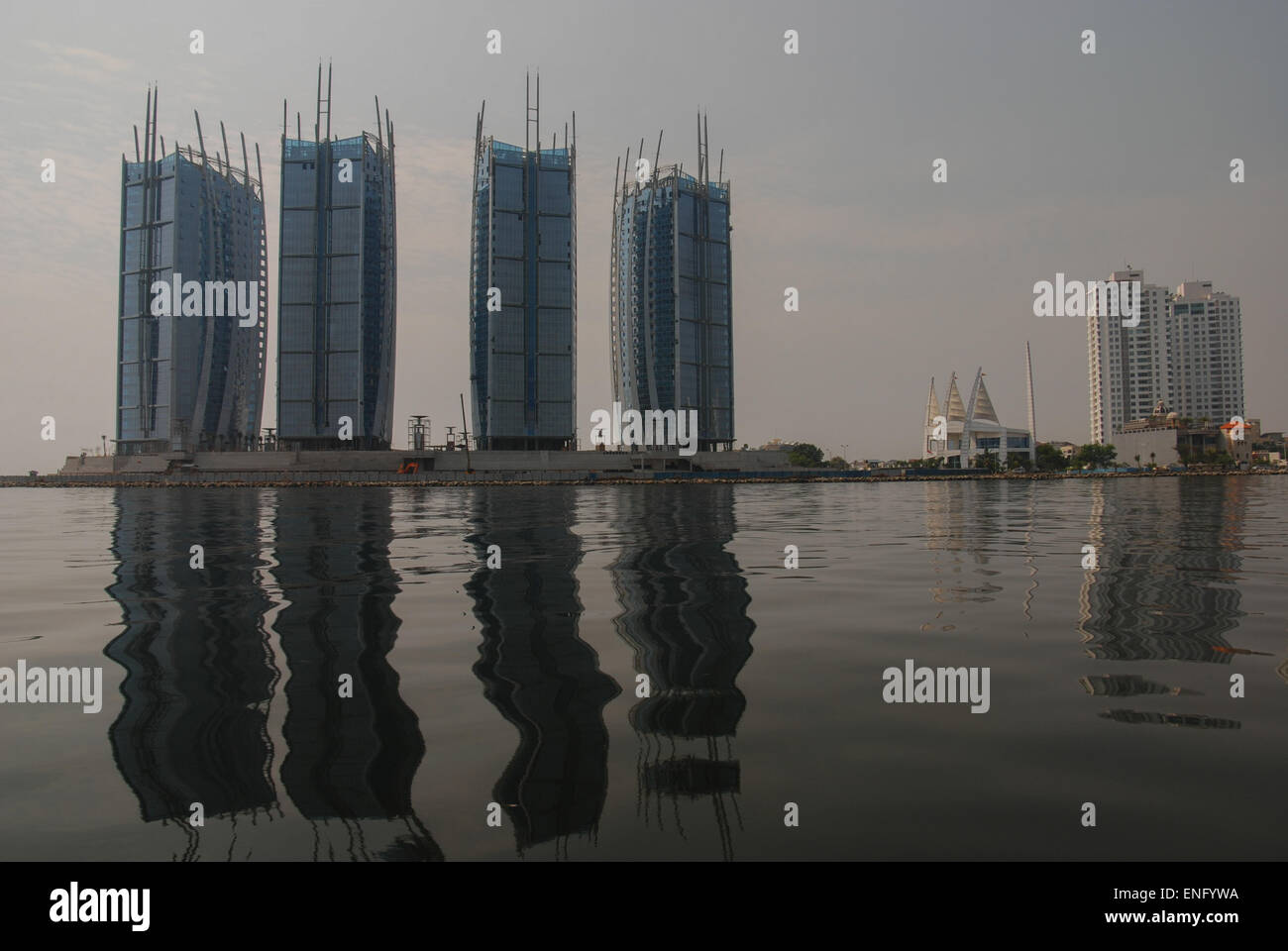 Pantai Mutiara torri residenziali a Jakarta area costiera. Foto Stock