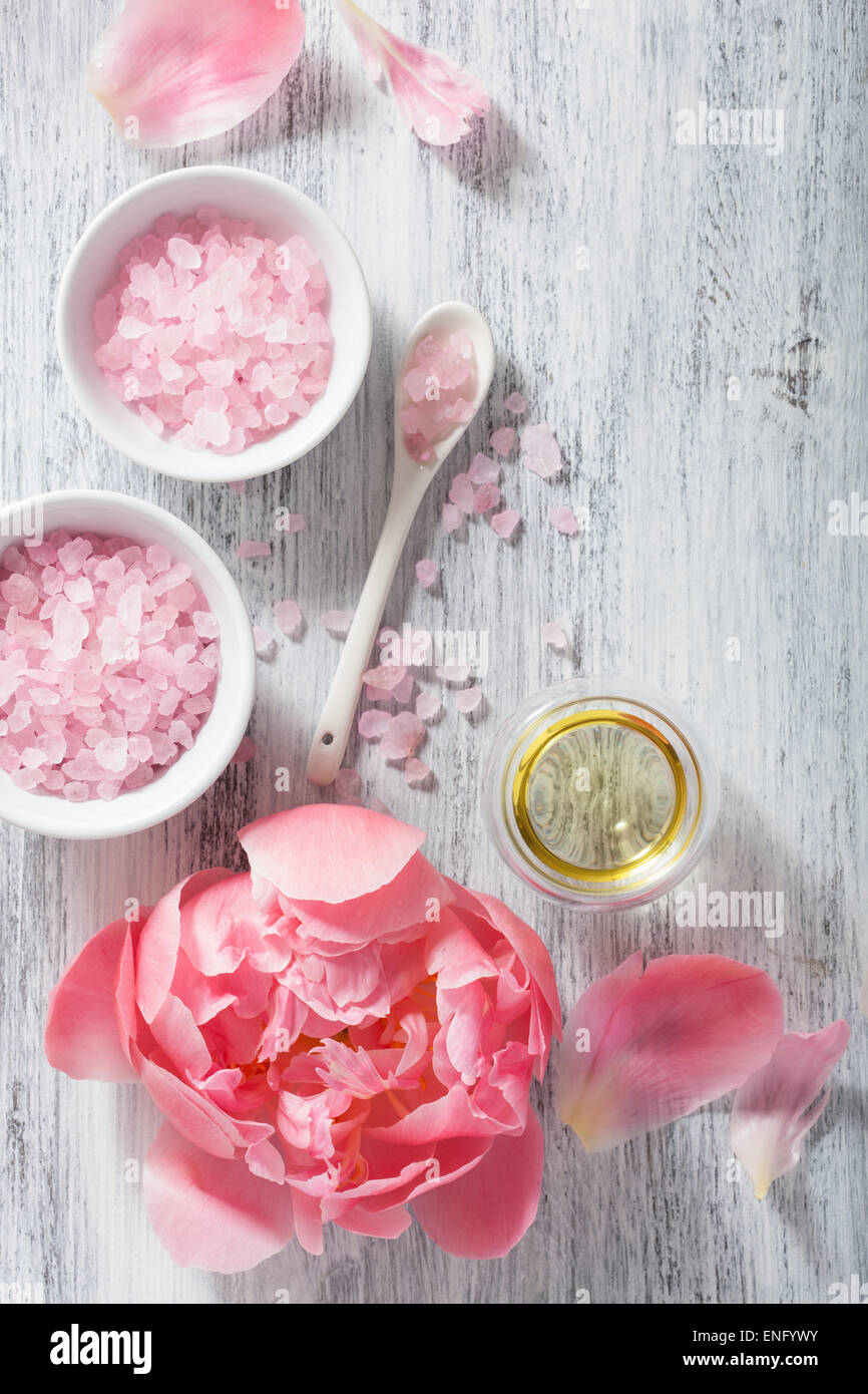 Fiore rosa peonia sale olio essenziale per spa e aromaterapia Foto Stock