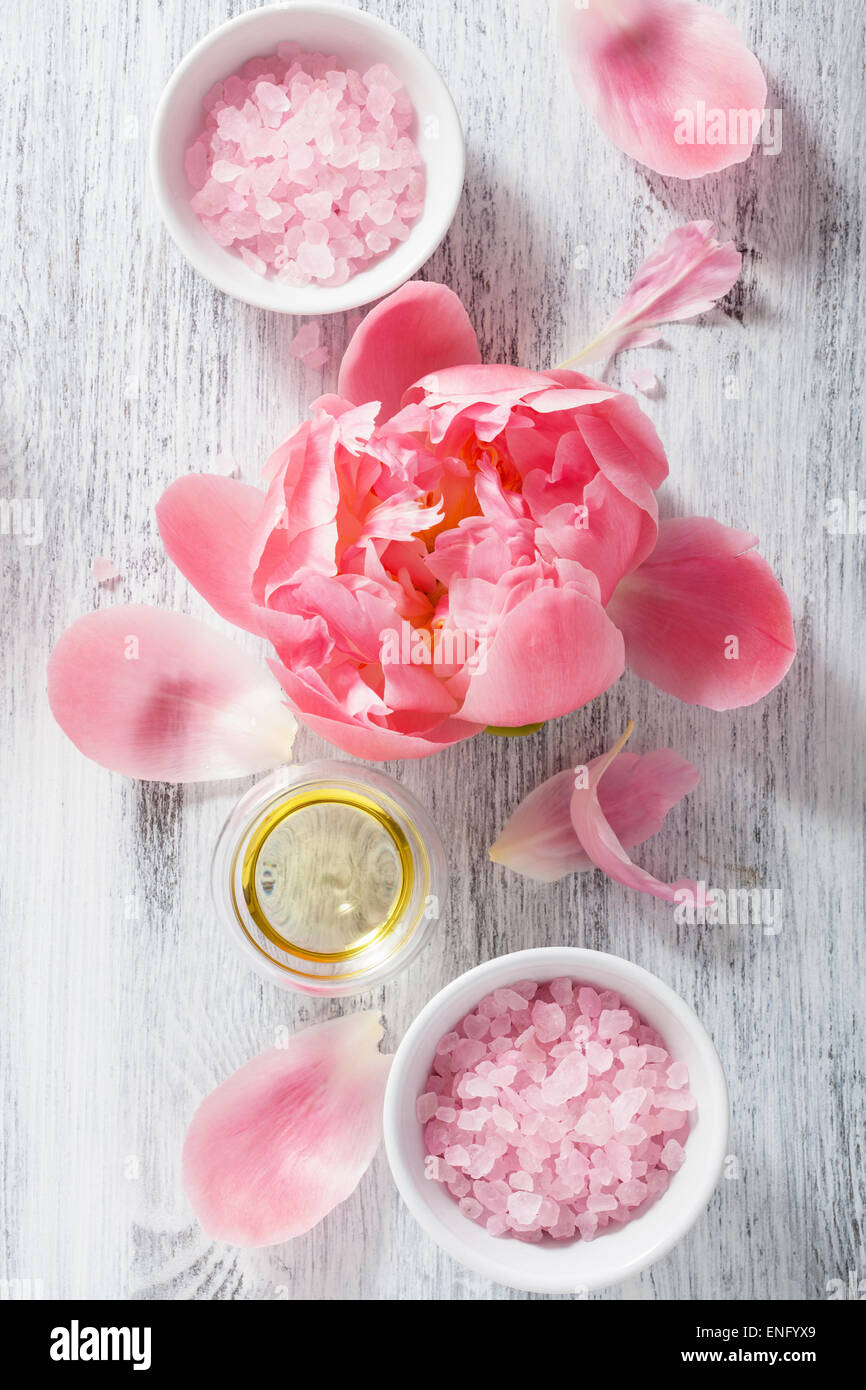 Fiore rosa peonia sale olio essenziale per spa e aromaterapia Foto Stock