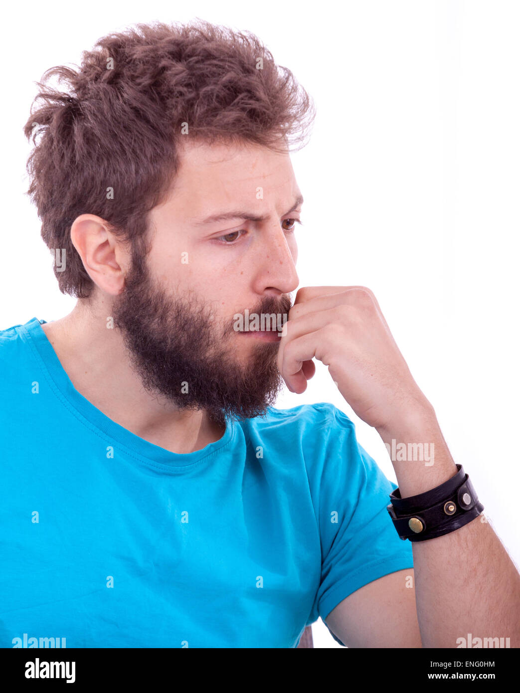 Sorridente giovane uomo con la barba in posa con la maglietta blu Foto Stock