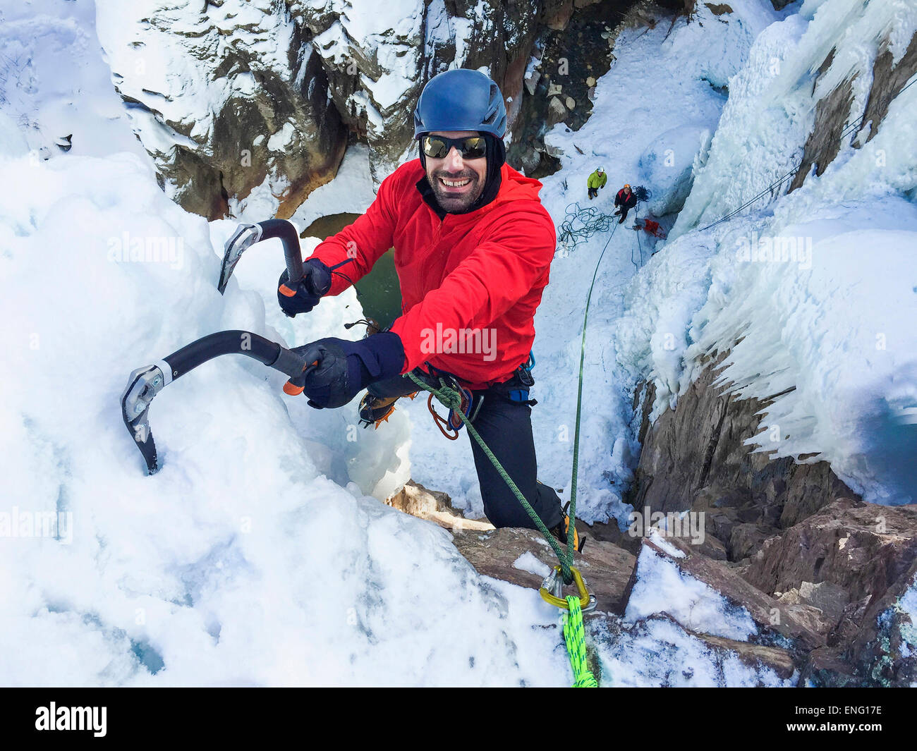 Elevato angolo di visione dell uomo caucasico arrampicata su ghiaccio con ganci - Immagine stock catturata con smartphone