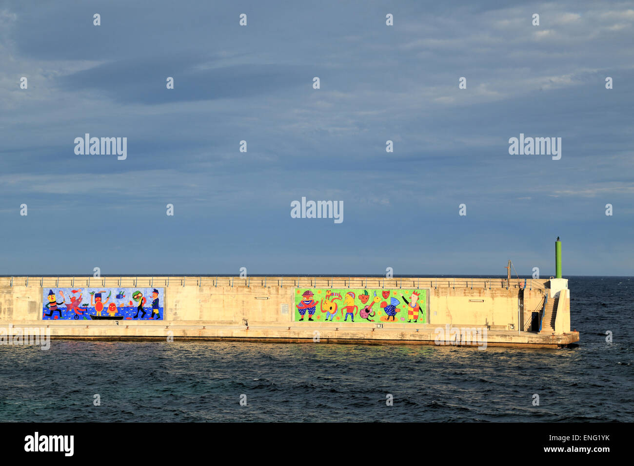 Un 16 metri lungo lavoro di arte di piastrelle mediante l'artista Gustavo Peñalver Vico su il muro del molo di Cala Rajada Foto Stock
