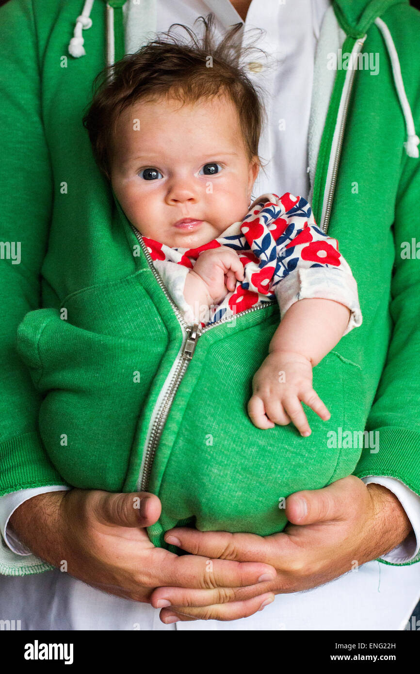 Padre caucasica holding Baby girl in felpa con cappuccio con zip Foto Stock