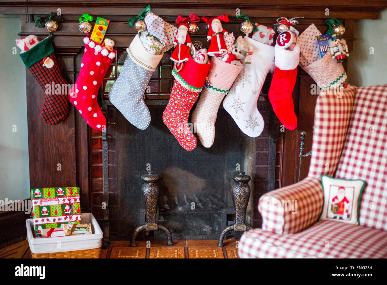 Farcite le calze di Natale oltre il camino Foto Stock