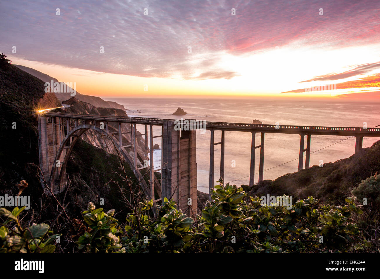 Angolo di alta vista di Bixby Bridge e il cielo al tramonto, Big Sur, California, Stati Uniti Foto Stock