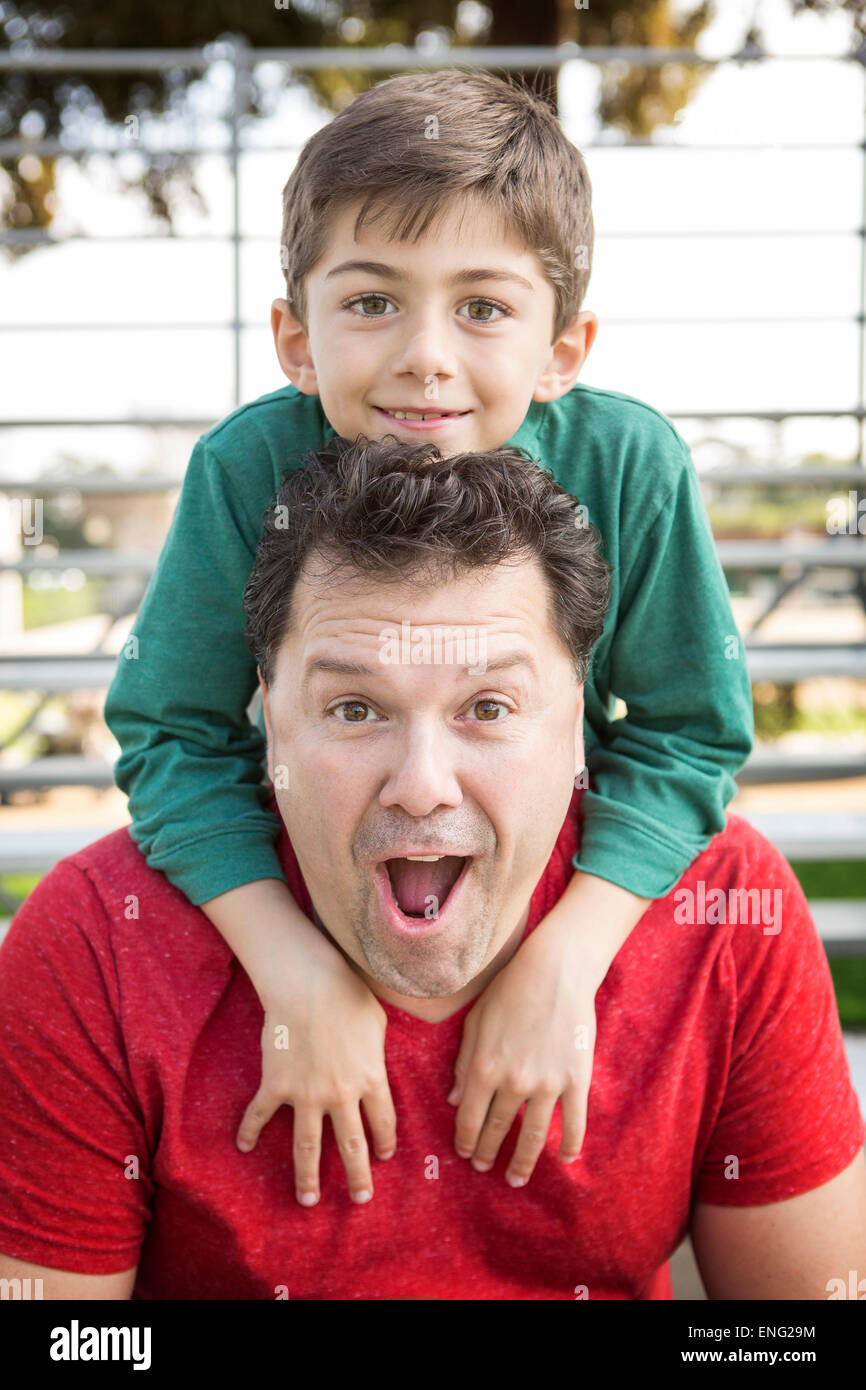 Caucasian padre e figlio giocando sulle gradinate Foto Stock