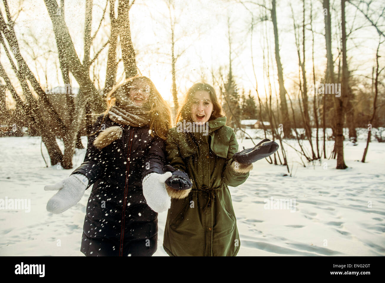 Donne caucasici giocando in campo nevoso Foto Stock