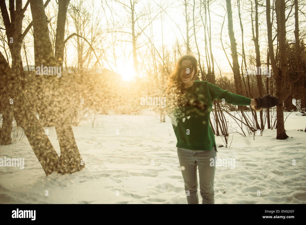 La donna caucasica giocando in campo nevoso Foto Stock
