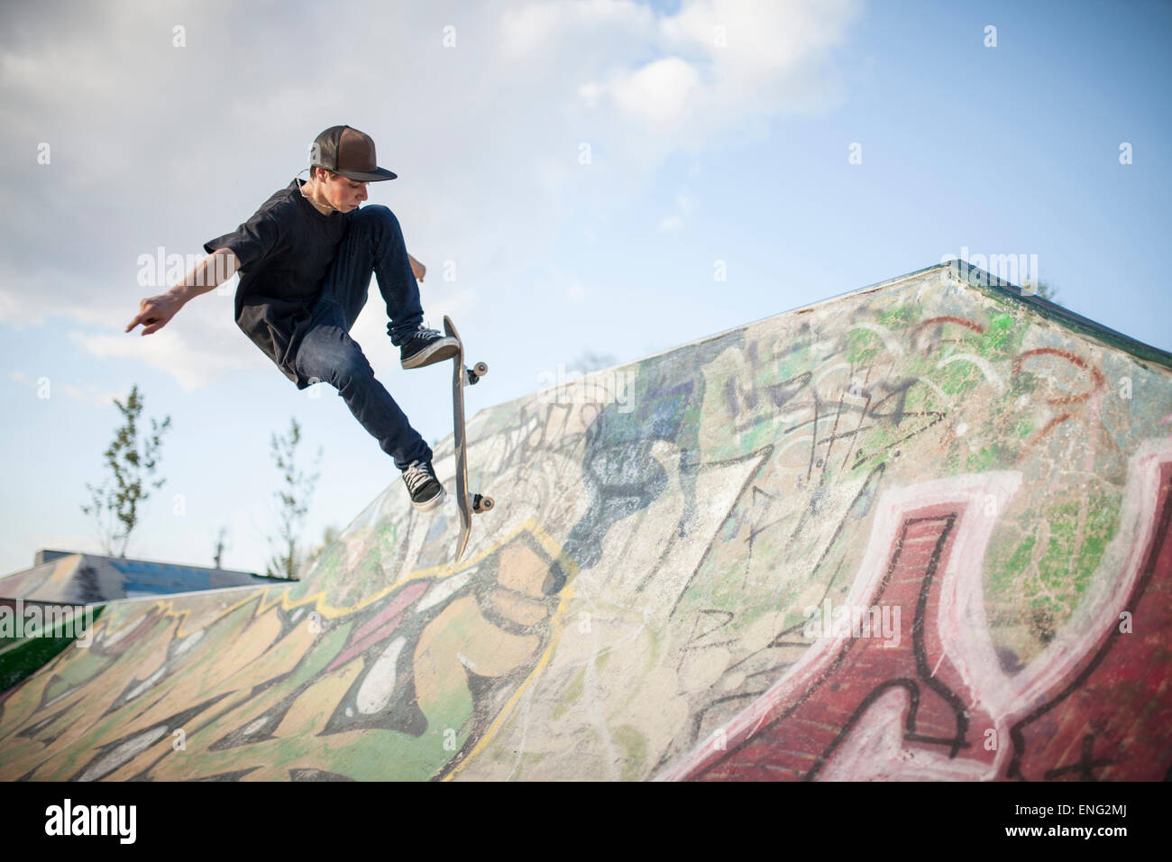 Uomo caucasico pattinaggio a skate park Foto Stock
