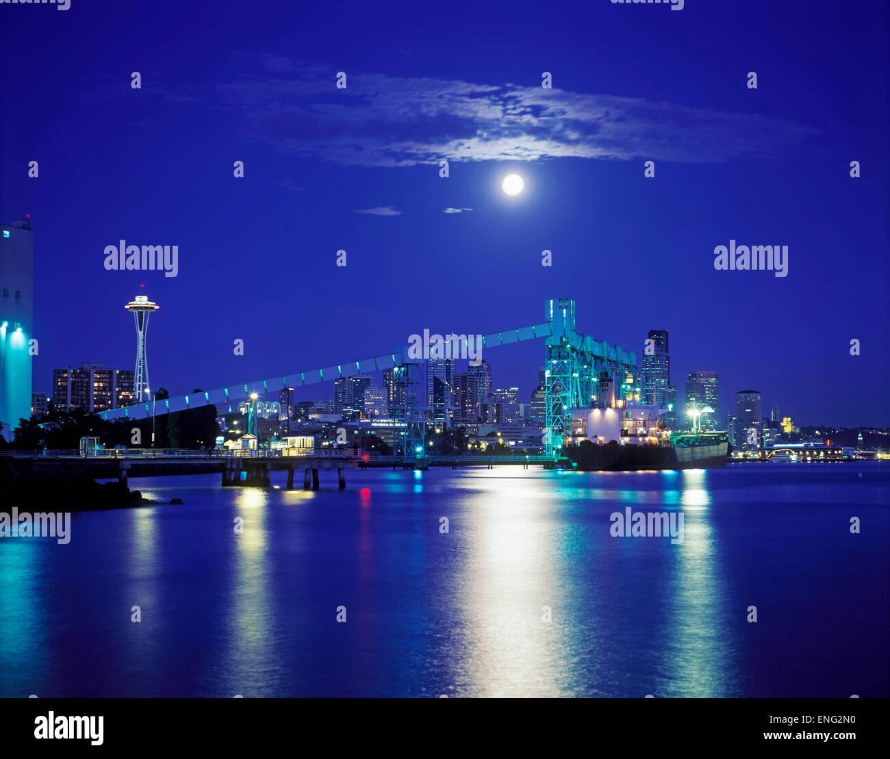 Luna illuminata su Seattle skyline della città di notte, Washington, Stati Uniti Foto Stock