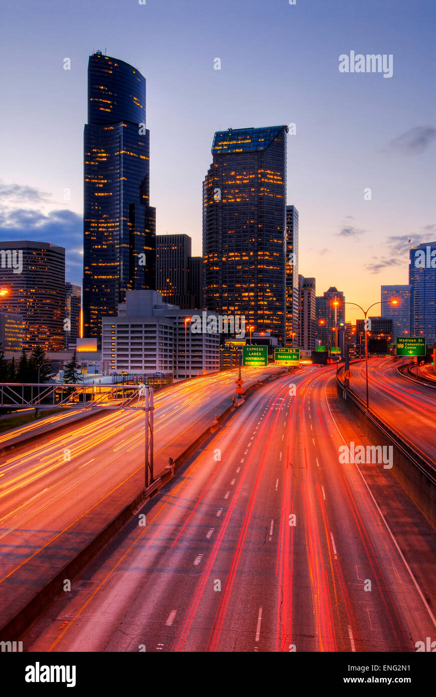 Una lunga esposizione vista della circolazione su strada urbana, Seattle, Washington, Stati Uniti Foto Stock