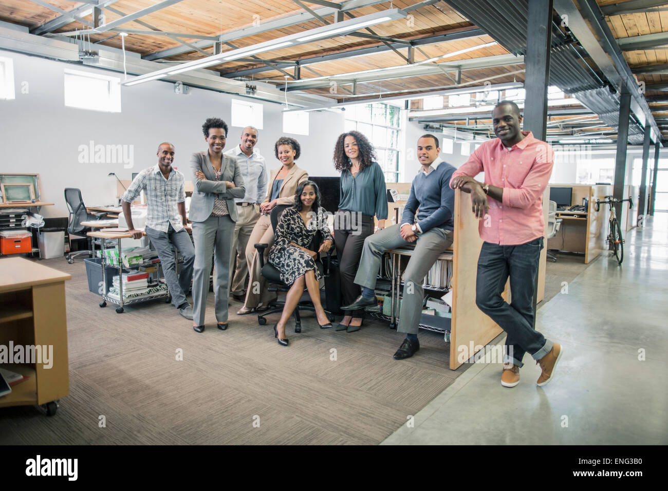 Business persone sorridenti alla scrivania in ufficio Foto Stock