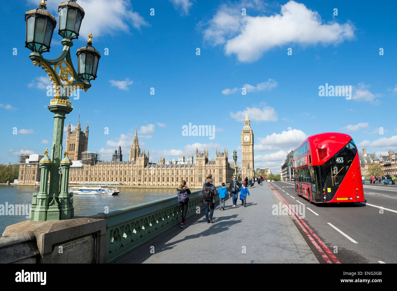 LONDON, Regno Unito - 27 Aprile 2015: modern double-decker bus passa i pedoni a piedi nella parte anteriore del case del parlamento a Westminster Foto Stock