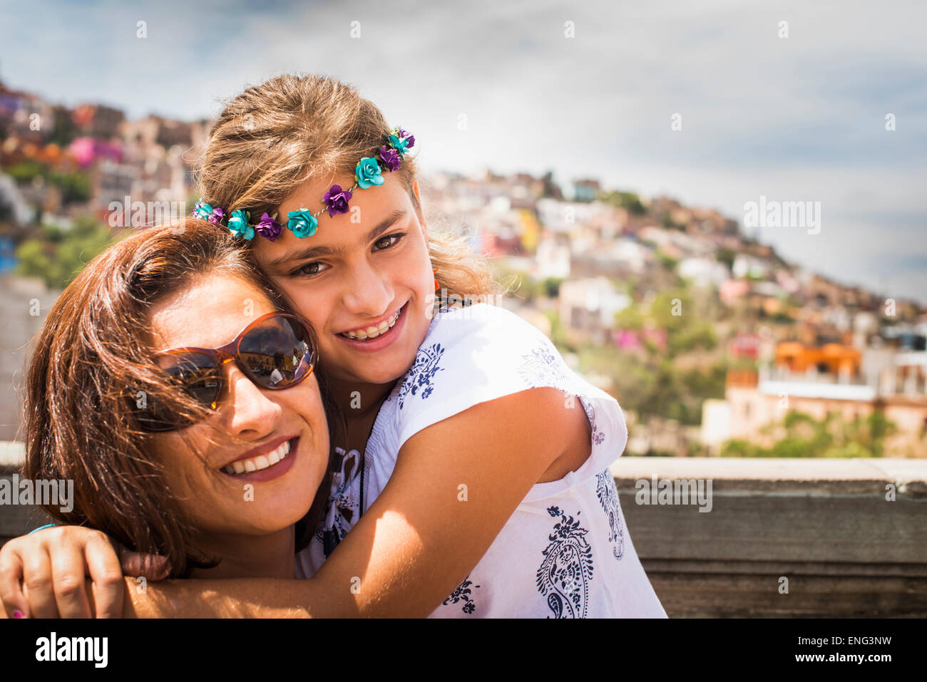 Chiudere fino a madre e figlia abbracciando sul tetto Foto Stock