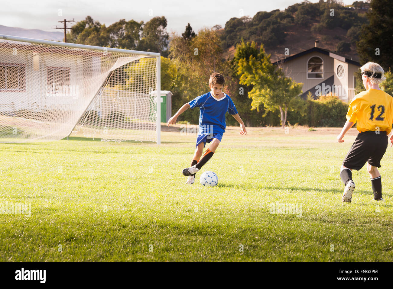 Bambini Che Giocano A Calcio Immagini E Fotos Stock Alamy