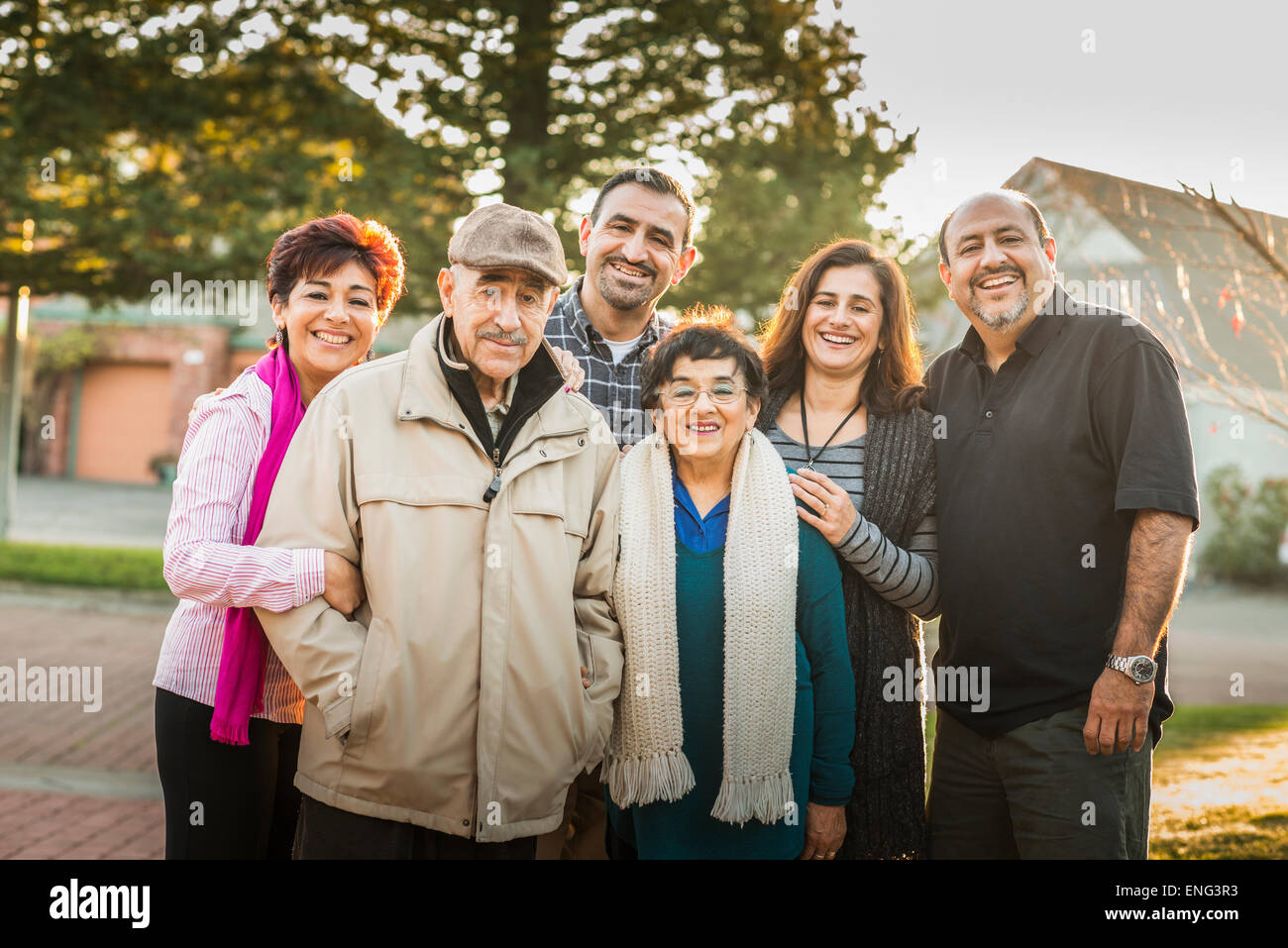 Multi-generazione famiglia sorridente insieme all'aperto Foto Stock