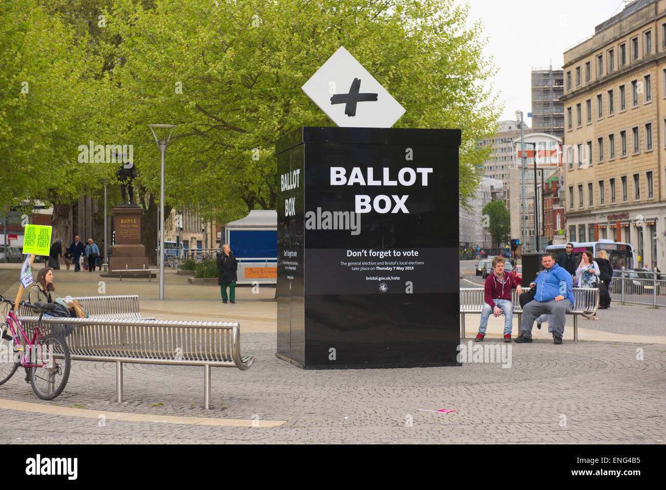 Bristol, Regno Unito. Il 5 maggio, 2015. Giant urne "non dimenticate di votare giovedì 7 maggio 2015" pubblicità nazionale elezione locale UK, Bristol City Centre Credit: Charles Stirling/Alamy Live News Foto Stock
