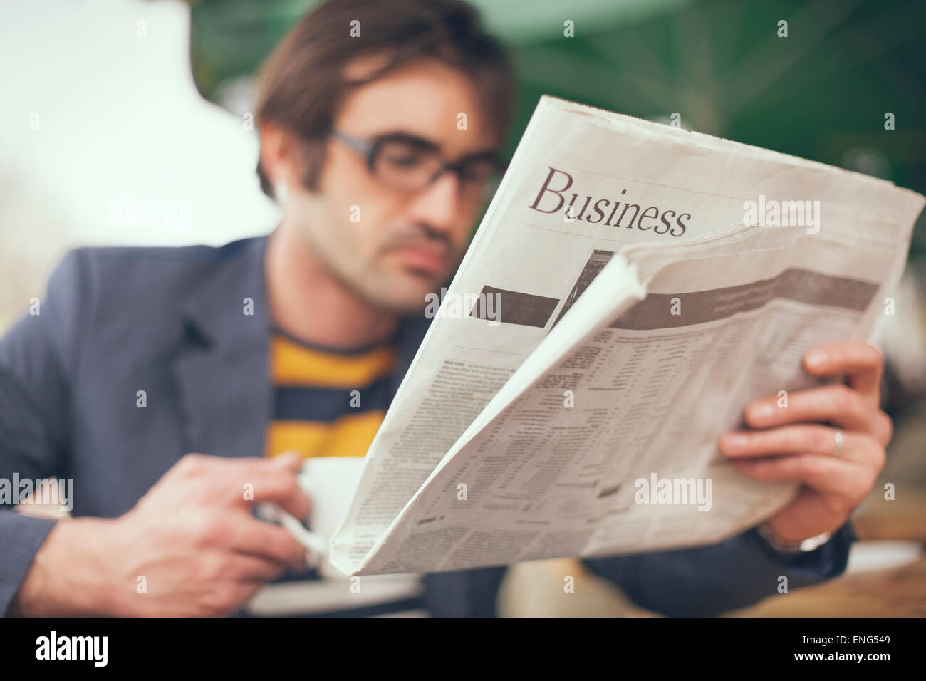 Close up dell uomo la lettura nella sezione business di giornale Foto Stock