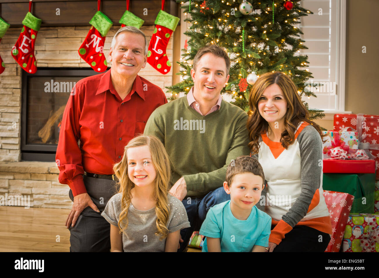 Caucasian multi-generazione famiglia sorridente in soggiorno a Natale Foto Stock