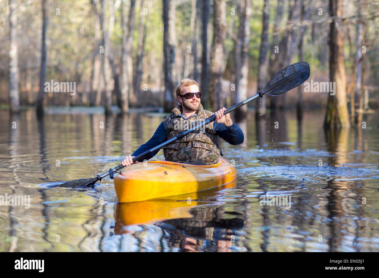 Uomo caucasico canottaggio canoa in fiume Foto Stock