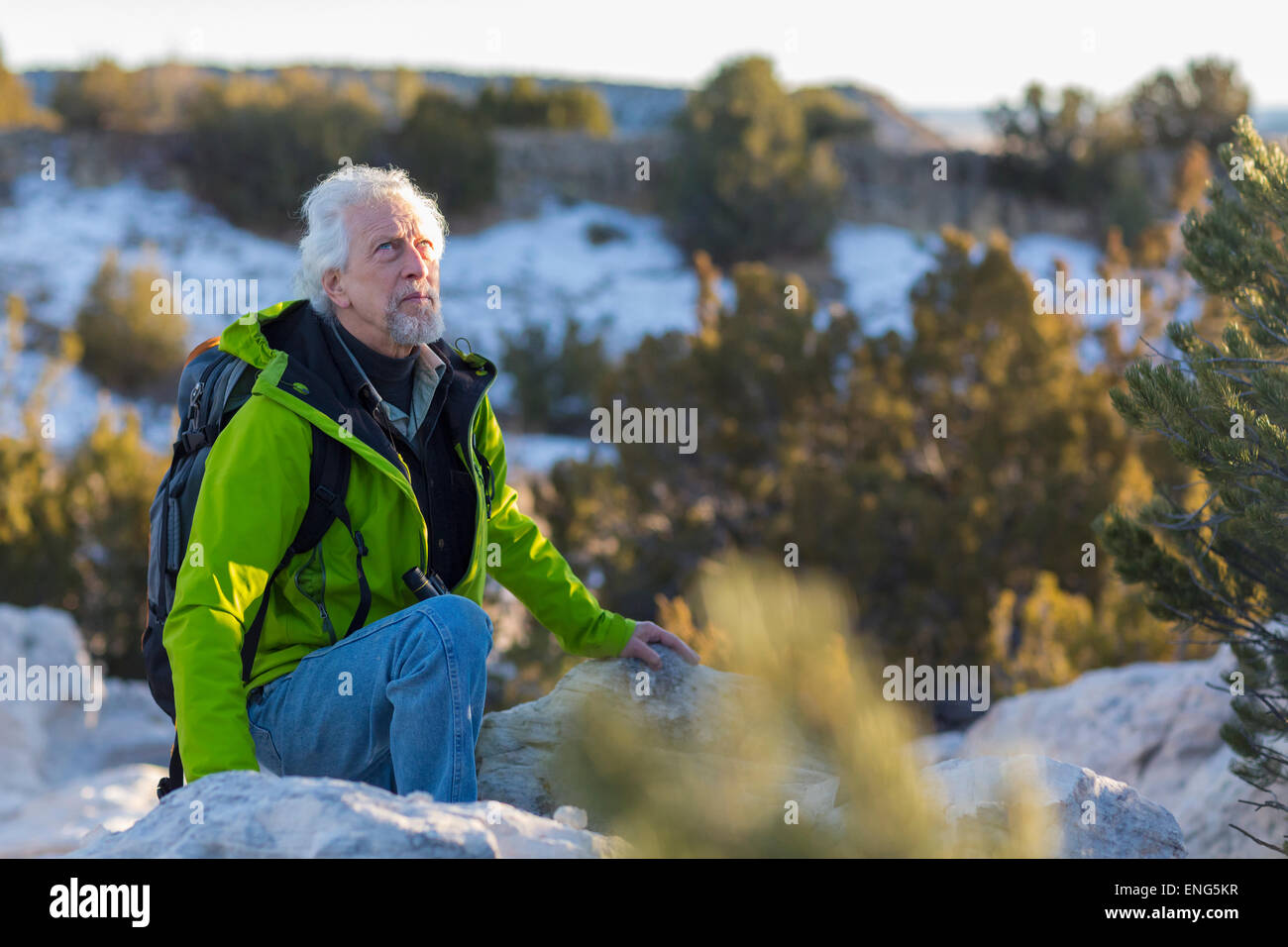 Vecchio uomo in piedi sulle formazioni rocciose Foto Stock