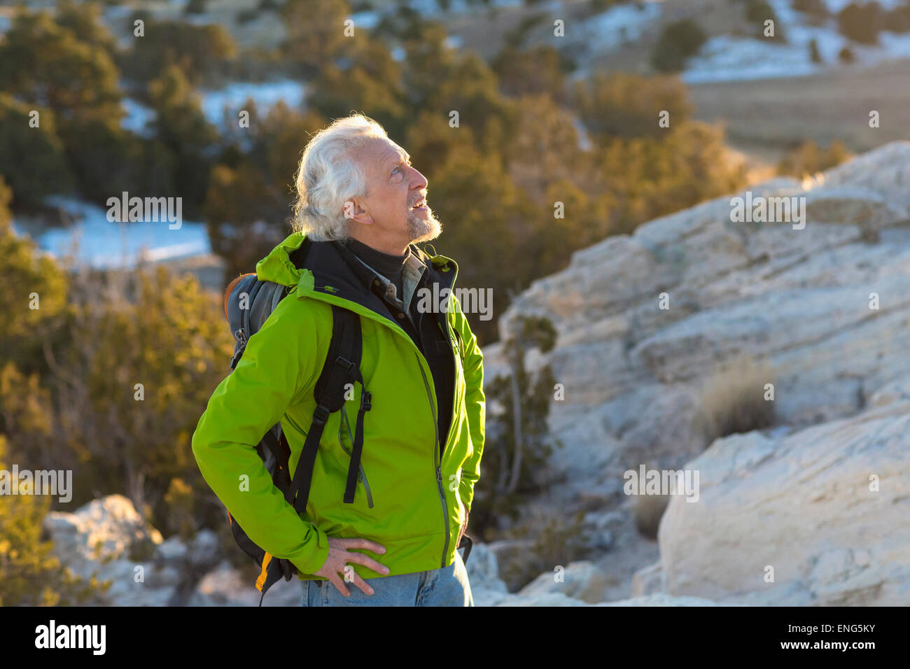 Vecchio uomo in piedi sul telecomando formazioni rocciose Foto Stock