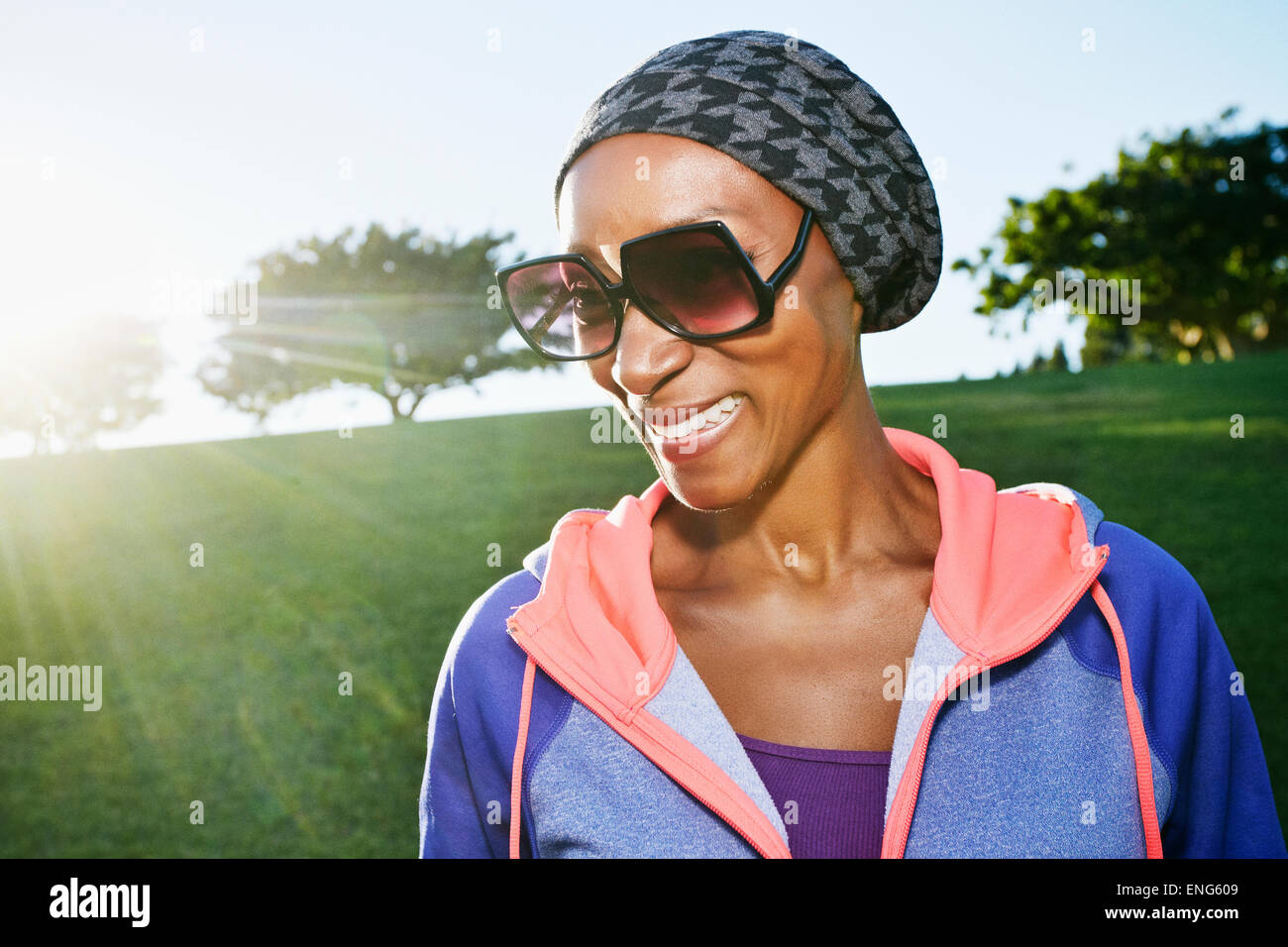 African American donna che indossa gli occhiali da sole nel parco Foto Stock