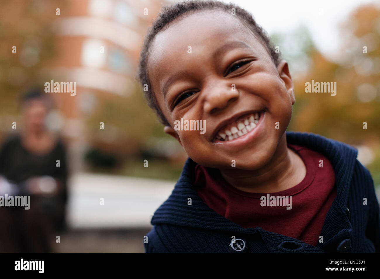 In prossimità della faccia sorridente di African American Boy Foto Stock