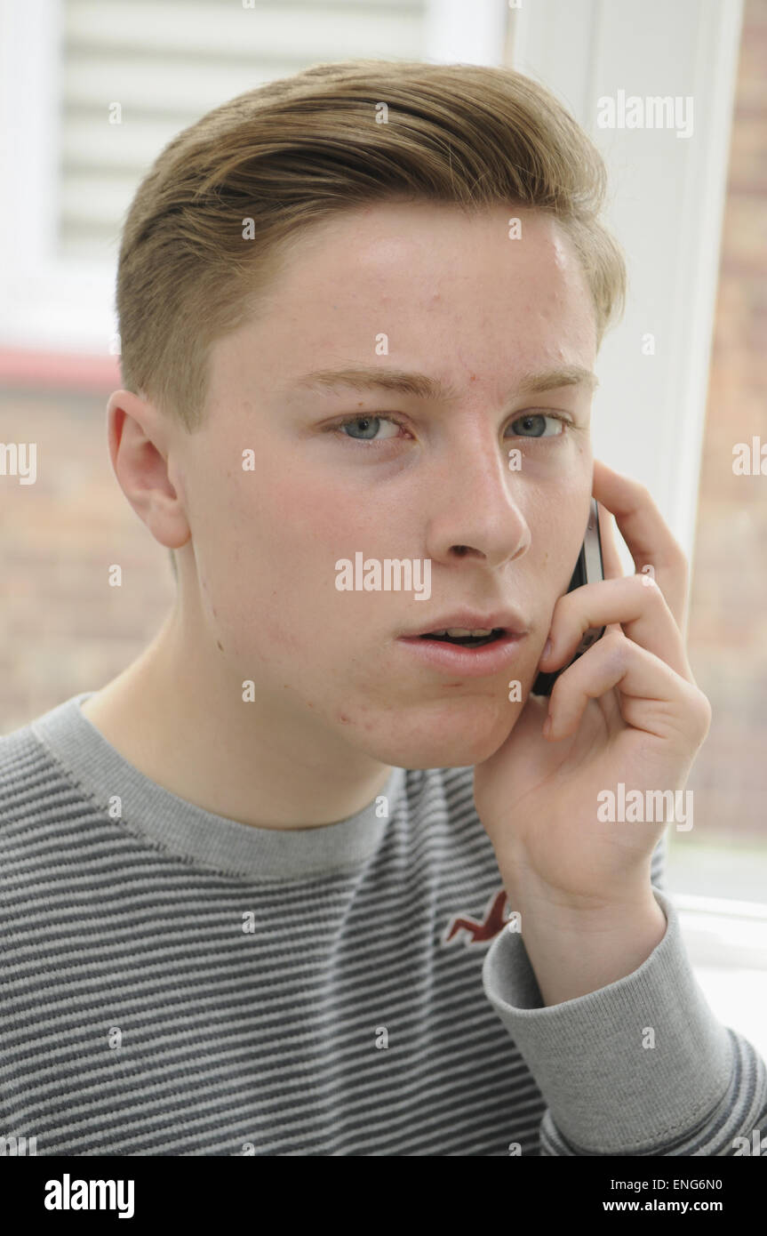Ragazzo adolescente parlando sul suo telefono cellulare Foto Stock